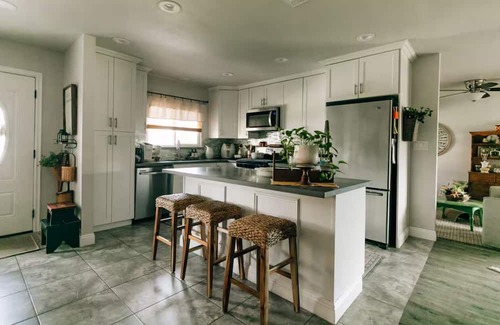 Visalia Casa | Charming 2-bedroom house in quiet country Visalia with pool
