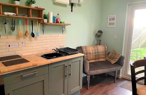 Llanelli Cabina | Y Caban-The Cabin-1 Bed-Sleeps 2-Parking-Fast Wifi