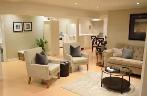 Pickering Apartamento | Spacious Basement Apt Open Concept wth Separate Entrance No Walls Dividing Rooms