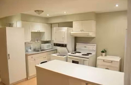 Pickering Apartamento | Spacious Basement Apt Open Concept wth Separate Entrance No Walls Dividing Rooms