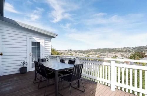 East Launceston Casa | Modern Home with City Views