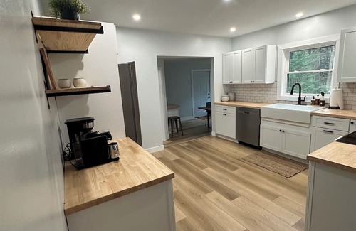 Gloversville Casa | Adirondack Getaway-2 Bed 1BR w/bonus room-Located at the foot of the Adirondacks