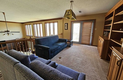 Olive Branch Casa | Grand 8-Bedroom Brick Southern Home with Lakeview Backyard.