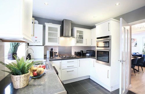 Lower Edmonton Casa | Discount on long term stays - good for contractors or home relocators