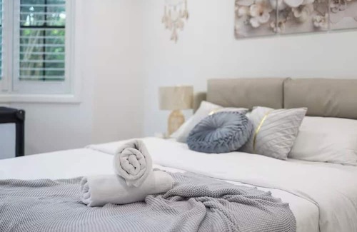 Castle Hill Casa | Charming 4-bedroom house with AC, WiFi in tranquil Castle Hill