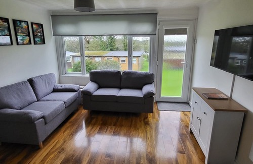 Kilkhampton Cabina | Bright and spacious 2 bedroom holiday lodge. Free wi-fi and pet friendly!