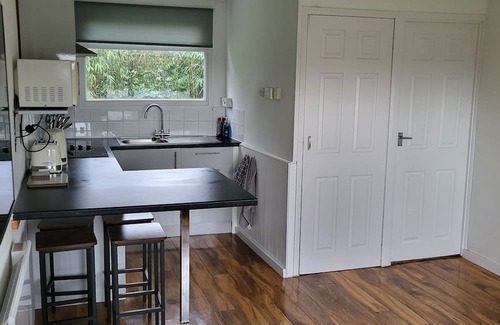 Kilkhampton Cabina | Bright and spacious 2 bedroom holiday lodge. Free wi-fi and pet friendly!