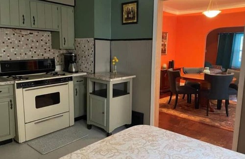 Cleveland Casa | House in the Hood 3-bedroom SE Cleveland with WiFi