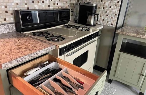 Cleveland Casa | House in the Hood 3-bedroom SE Cleveland with WiFi