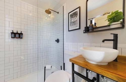 Coral Way Casa | Classic Hotel in Little Havana: King Suite, Free WiFi & Garden Relaxation