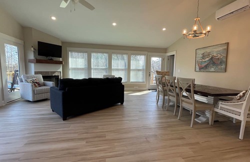 Elizabethtown Complejo | Luxury Lodging, Lakefront View, 3-bedroom, 3.5 bath, sleeps 10, wrap-around patio.