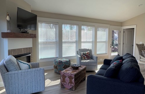 Elizabethtown Complejo | Luxury Lodging, Lakefront View, 3-bedroom, 3.5 bath, sleeps 10, wrap-around patio.