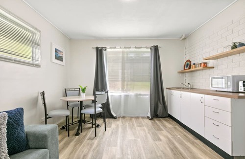 Central Coast Apartamento | Lake Front Studio Pet Friendly, near The Entrance, Nora Head and Soldiers Beach