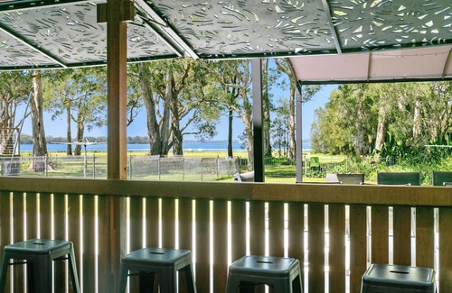 Central Coast Apartamento | Lake Front Studio Pet Friendly, near The Entrance, Nora Head and Soldiers Beach