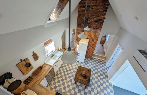 Croom Otro | Historic Farmhouse 30 minutes to DC / Annapolis. 4BR Large and Inviting, Zipline