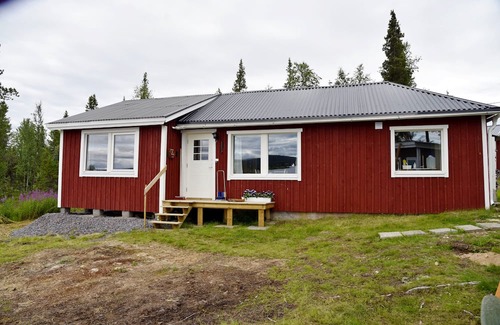Skaulo Cabina | Lakeside cottage with magnificent views, in the middle of nature, and chance of northern lights.