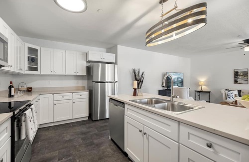 Kellogg Condominio | Beautiful 2-bedroom condo centrally located in Kellogg with a porch.