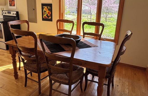 Lawrence Otro | Sunflower/Mushroom Farmhouse just 6 minutes from Lawrence "Wakarusa Valley Farm"