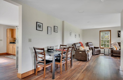 Granville Casa | Modern 3-bedroom farmhouse with WiFi and spectacular views in charming Granville