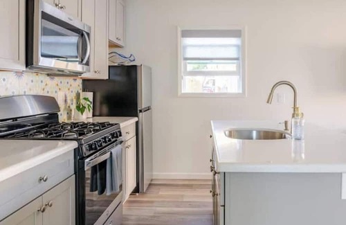 Cal Heights Casa | Light & Bright, Centrally Located Casita/Apartment