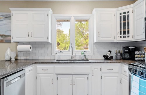 Plymouth Casa | 4-bedroom house in peaceful Minneapolis with AC, WiFi