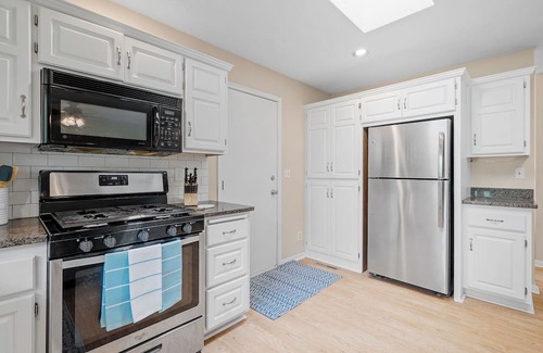 Plymouth Casa | 4-bedroom house in peaceful Minneapolis with AC, WiFi