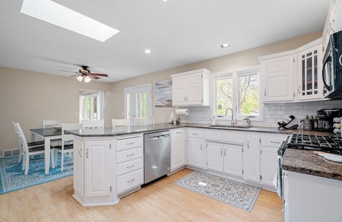 Plymouth Casa | 4-bedroom house in peaceful Minneapolis with AC, WiFi
