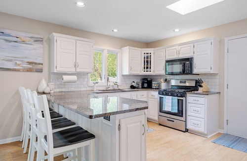 Plymouth Casa | 4-bedroom house in peaceful Minneapolis with AC, WiFi
