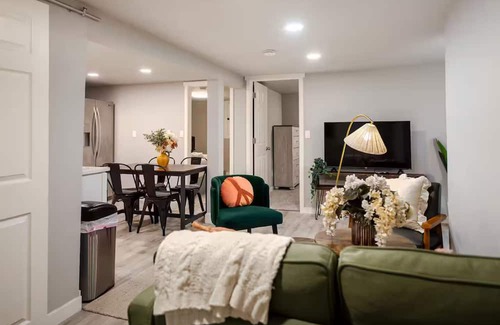 Bryn Mawr-Skyway Casa | Modern 5Bd+3Ba Remodeled Home with BBQ + Backyard