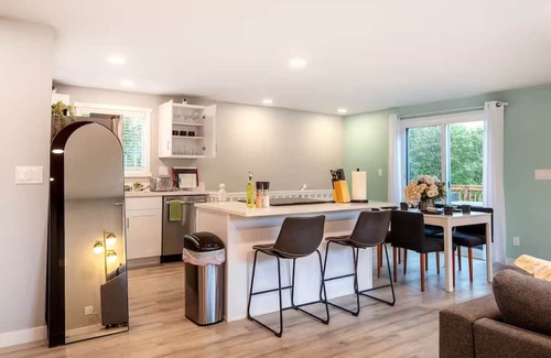 Bryn Mawr-Skyway Casa | Modern 5Bd+3Ba Remodeled Home with BBQ + Backyard