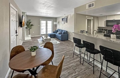 Addison Apartamento | 2104 · Cozy Addison Apt, Free Park Wi-Fi, Pool & Gym