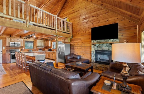 Stanton Cabina | Hot Tub, Fire Pit, WiFi, EV Charger | Biggie cabin near Red River Gorge, KY!