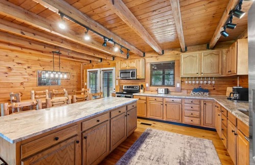 Stanton Cabina | Hot Tub, Fire Pit, WiFi, EV Charger | Biggie cabin near Red River Gorge, KY!