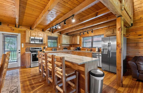 Stanton Cabina | Hot Tub, Fire Pit, WiFi, EV Charger | Biggie cabin near Red River Gorge, KY!