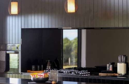 Raglan Cama Y Desayuno | Raglan Retreat New Zealand w/ Barrel Spa, Ocean View & Sunset
