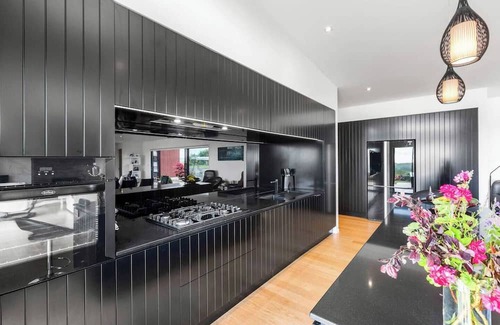 Raglan Cama Y Desayuno | Raglan Retreat New Zealand w/ Barrel Spa, Ocean View & Sunset