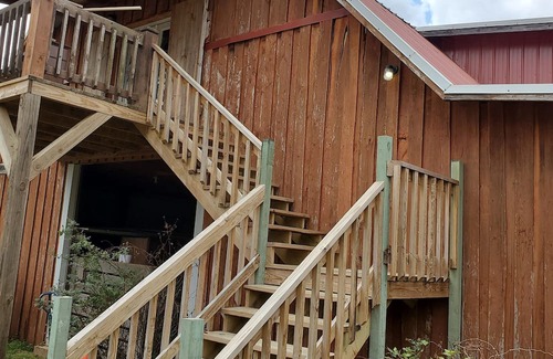 Winona Casa | Charming 3-bedroom barn in quaint Winona with AC