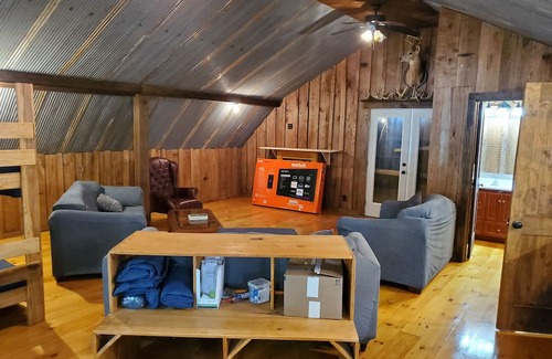 Winona Casa | Charming 3-bedroom barn in quaint Winona with AC