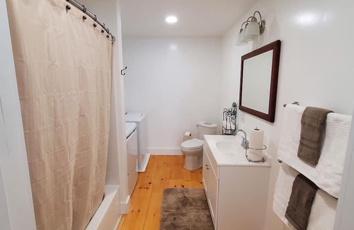 East Homer Apartamento | Charming 1-bedroom apartment in delightful Manlius, on a beautiful flower farm!