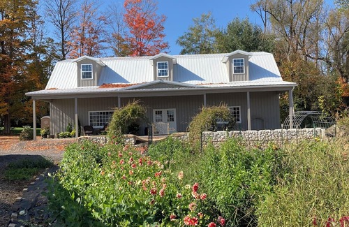 East Homer Apartamento | Charming 1-bedroom apartment in delightful Manlius, on a beautiful flower farm!