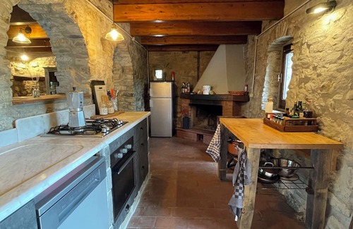 Pontremoli Otro | Charming 4-bedroom farmhouse in enchanting Tuscany close to mountains and sea.