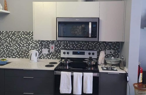 San Juan-Laventille Condominio | 3-bedroom condo in 24/7 guarded complex AC, WiFi, 2 Pools, Gym