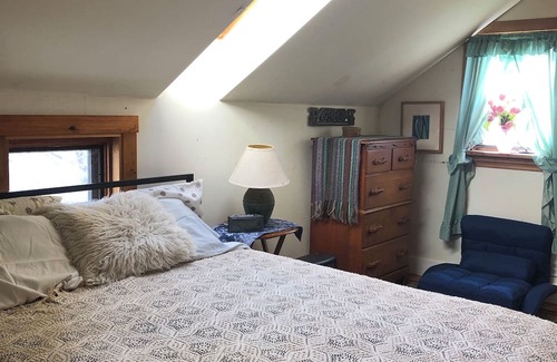 Brooksville Otro | Peaceful 2-bedroom farmhouse in charming Brooksville, Maine with Wifi and AC