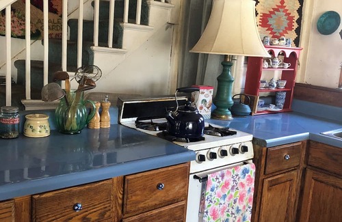 Brooksville Otro | Peaceful 2-bedroom farmhouse in charming Brooksville, Maine with Wifi and AC