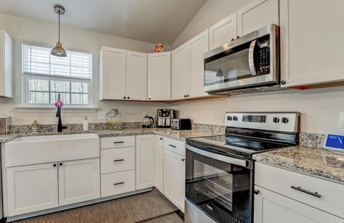 Livingston Casa | Studio, Sauna, Ice Plunge, Deck, Patio, Private Trail, Gazebo