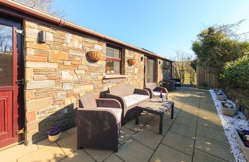Foxdale Cabaña | Kerrowdhoo Farmhouse - a holiday cottage that sleeps 3 guests in 2 bedrooms