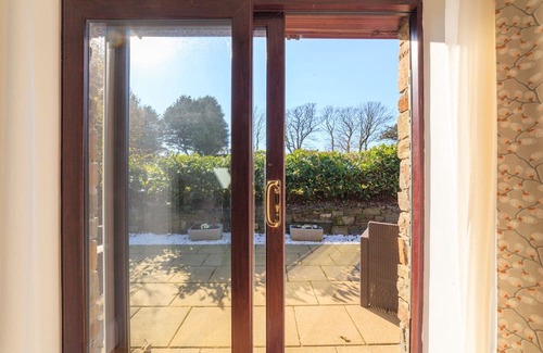 Foxdale Cabaña | Kerrowdhoo Farmhouse - a holiday cottage that sleeps 3 guests in 2 bedrooms