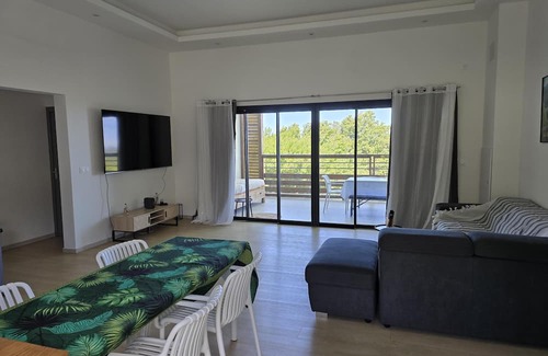 Saint-Joseph Casa | Bright Creole house with peaceful pool & view of the wild coastline