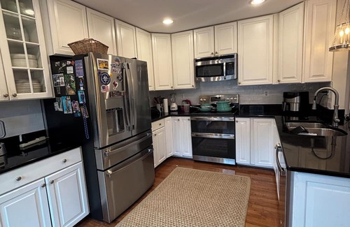 Idylwood Casa | Spacious and renovated 4-bedroom townhome in Tysons-Falls Church