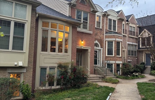 Idylwood Casa | Spacious and renovated 4-bedroom townhome in Tysons-Falls Church